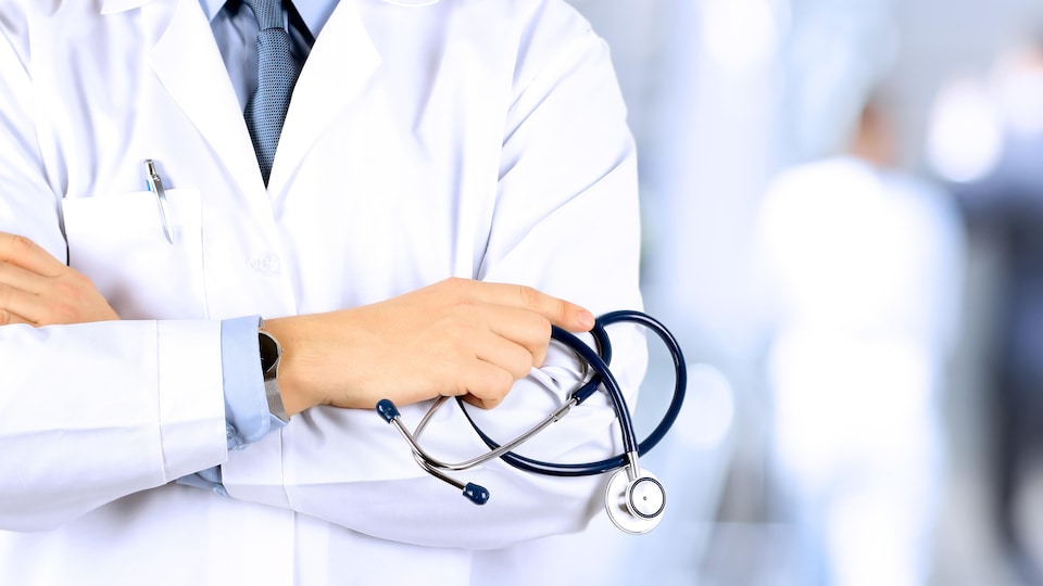 Un médecin portant une blouse blanche.