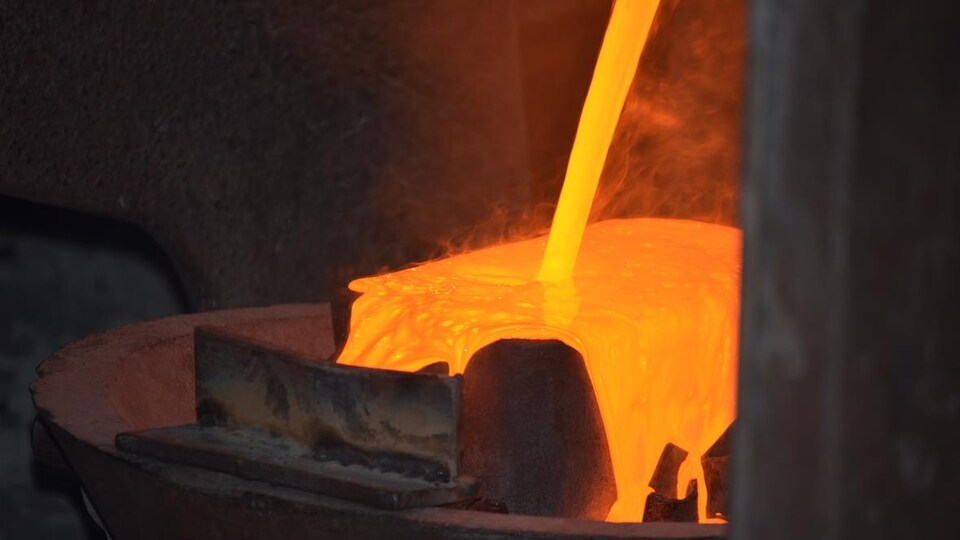 De l'or en fusion est coulé dans un moule à la mine d'Anaconda, à Terre-Neuve.