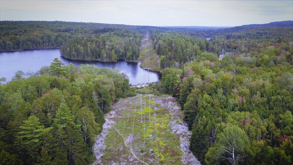 Un corridor de ligne de transport d'électricité déjà existant, près du sentier des Appalaches, au Maine.