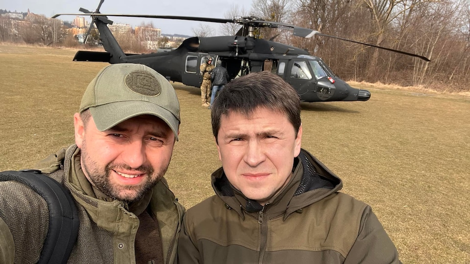 David Arakhamia et Mikhaïlo Podoliak, devant un hélicoptère.