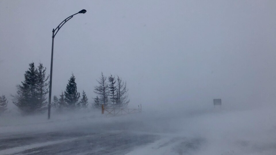 Une route balayée par le vent et la neige