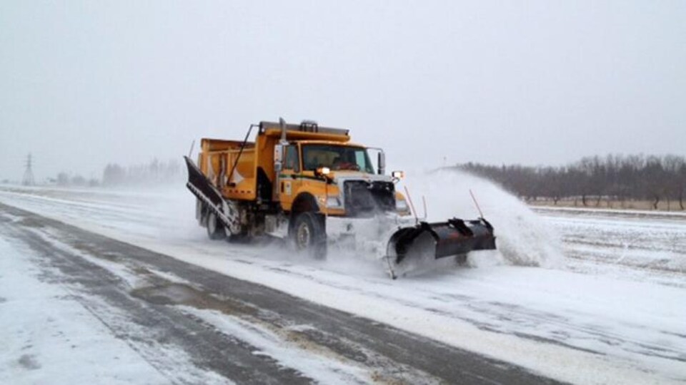 Un chasse-neige sur une route de Saskatchewan.