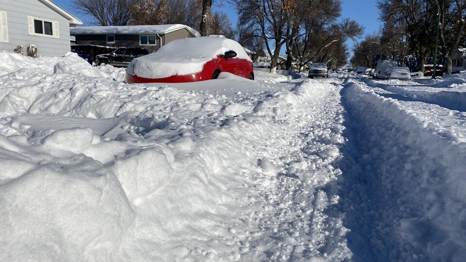 Une rue remplie de neige à Saskatoon.