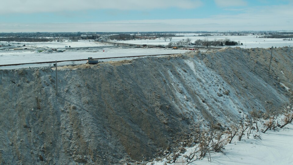Une grosse pile de neige à Winnipeg le 17 mars 2022.