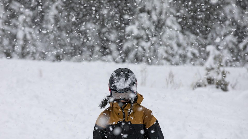 Une skiieuse profite de la neige à Cypress Mountain, en Colombie-Britannique.