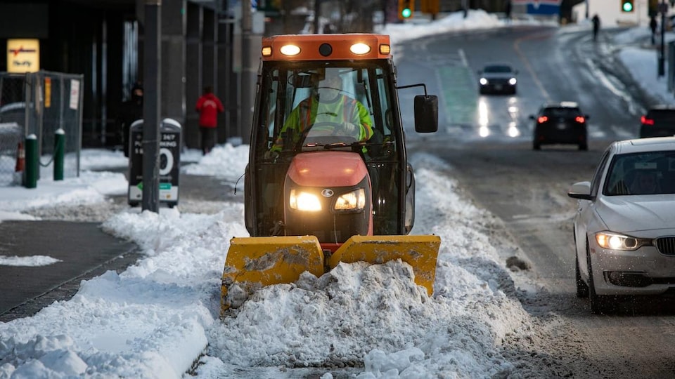 Un chasse-neige dans la rue de Toronto.