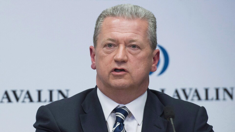 Neil Bruce s'adresse aux journalistes.