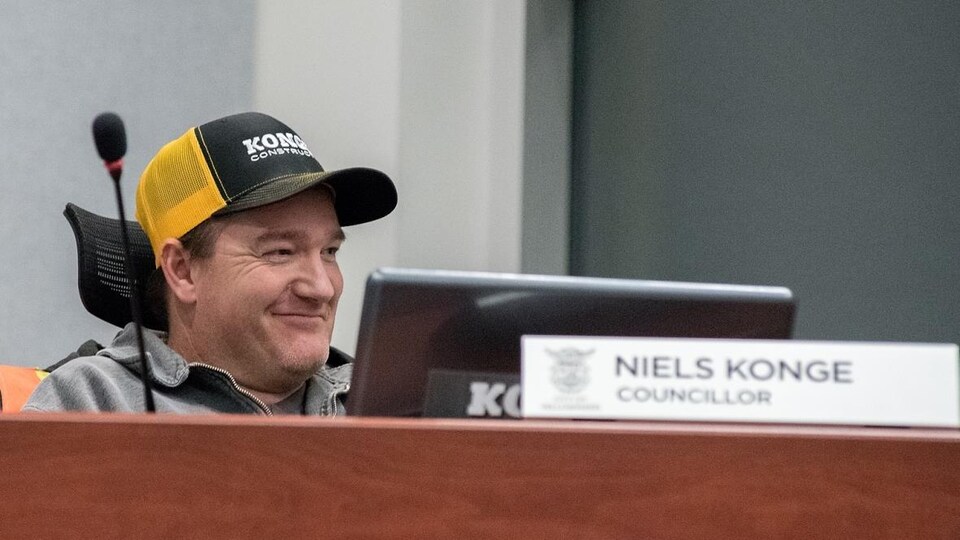 Neils Konge lors d'un conseil municipal, en 2018.