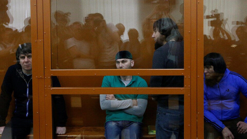 Quatre des cinq hommes reconnus coupables du meurtre de l’opposant politique russe Boris Nemtsov lors d’une audience en justice à Moscou, le 27 juin 2017