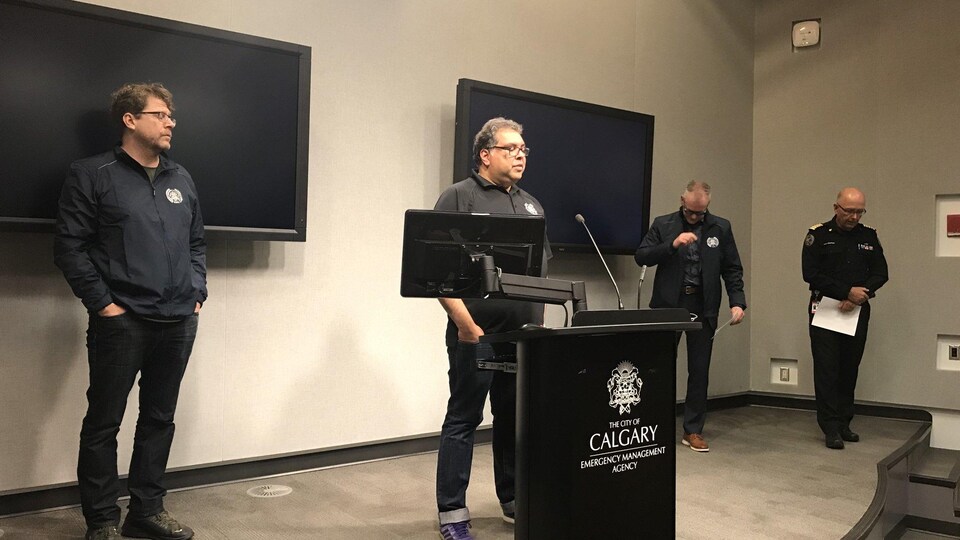 Naheed Nenshi s'exprime en conférence de presse.