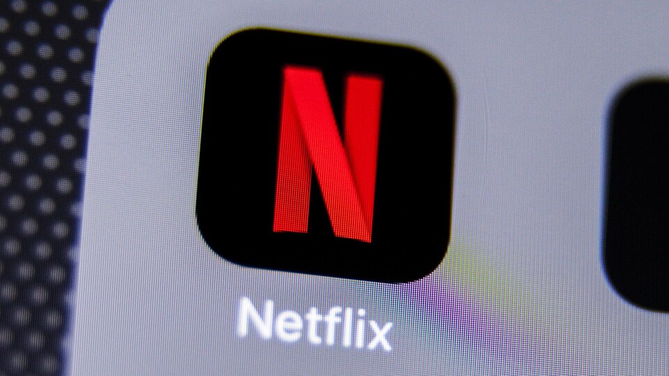 Une photo d'un écran de téléphone montrant l'icône de l'application Netflix : la lettre « N » rouge sur fond noir.