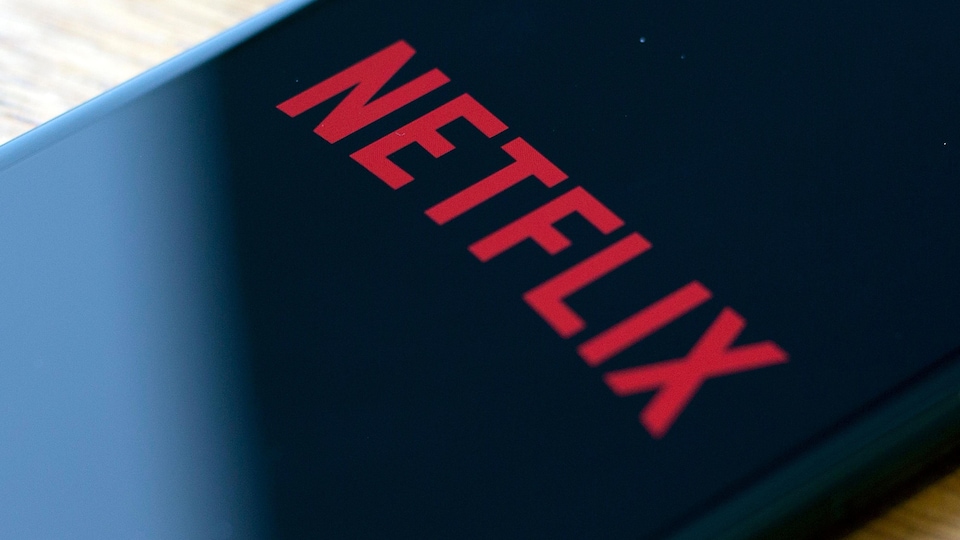 Un téléphone intelligent affiche le logo de Netflix.
