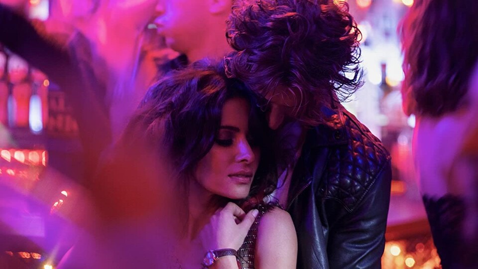 L'homme enlace la femme dans un bar.