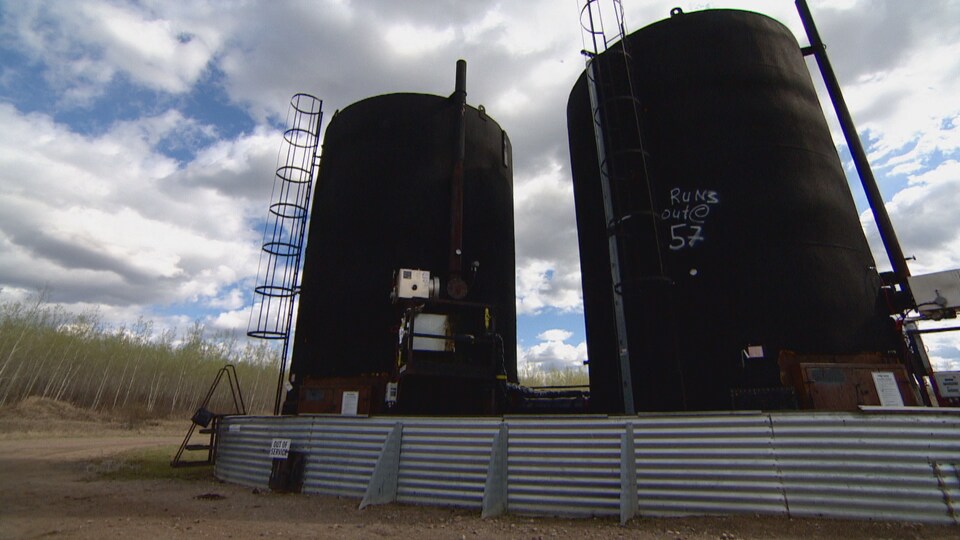 Les infrastructures d'un puits de pétrole en Alberta.