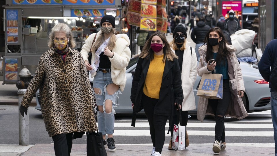 Des femmes portant des masques à New York.