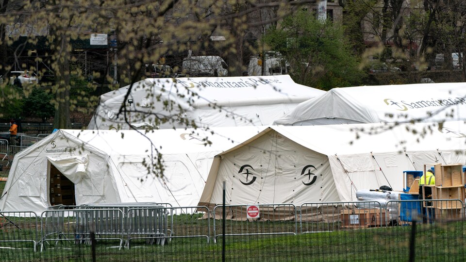 De grandes tentes blanches. 