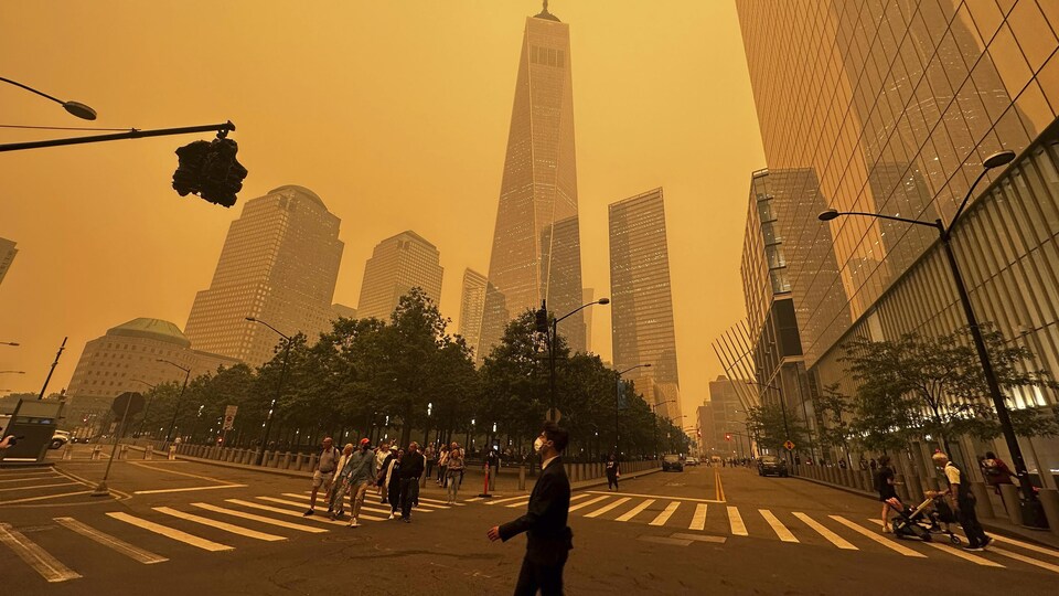 Le ciel est jaune au centre-ville de New York.