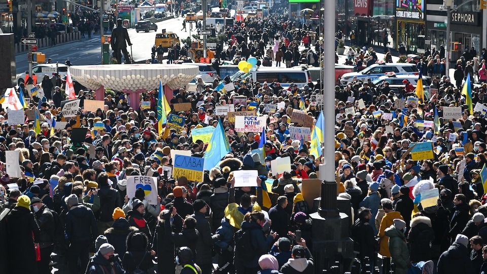 Une foule à New York proteste contre l'invasion russe en Ukraine.