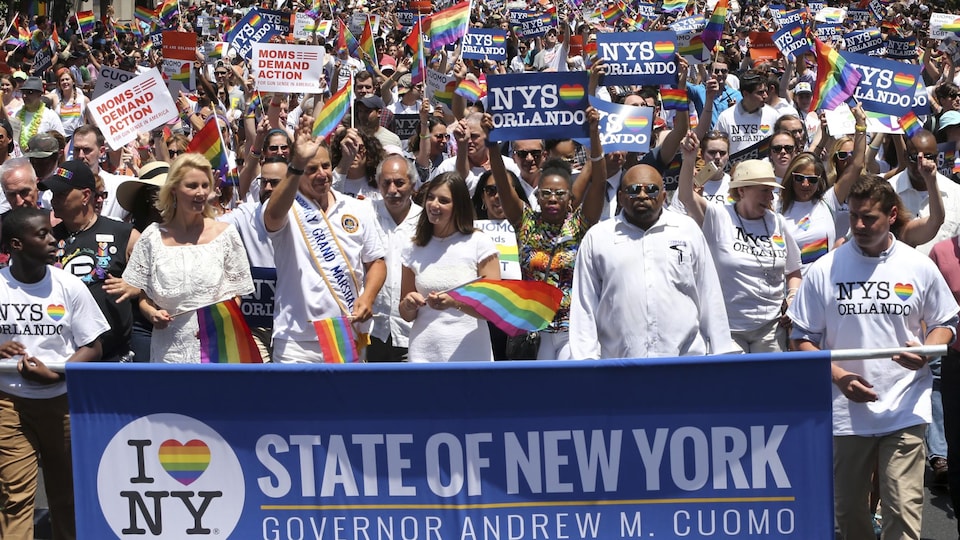 Des milliers de personnes marchent à l'occasion de la parade gai de New York