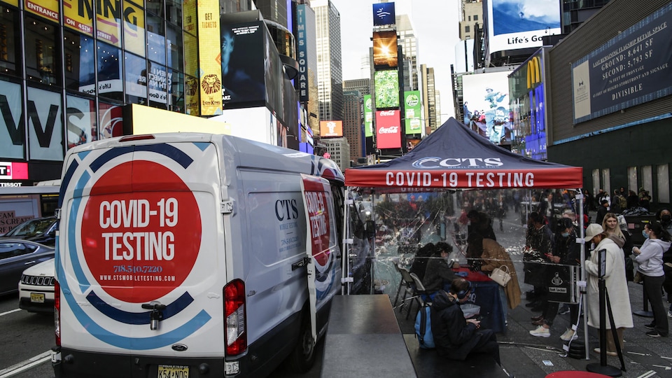 Une tente pour faire du dépistage est installée près d'une camionnette à Times Square. 