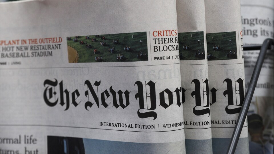 Des exemplaires du New York Times en vente dans un kiosque à Hong Kong, le mercredi 15 juillet 2020.