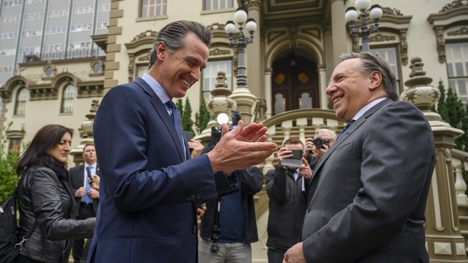 Ils sourient.