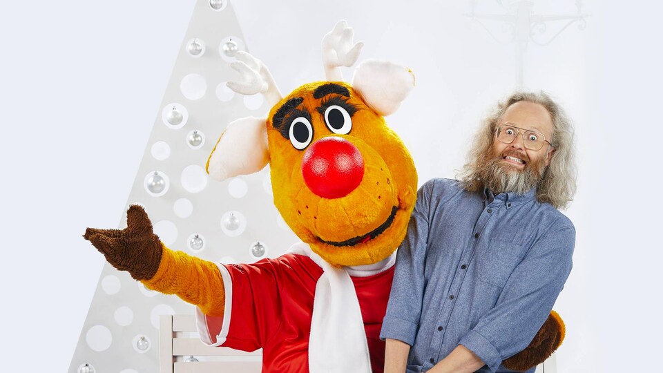 La mascotte d'Opération Nez Rouge avec le porte-parole 2018, François Bellefeuille