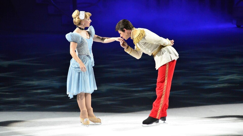 Nick Bradley Kelly portant un costume de prince et embrassant la main d'une princesse.