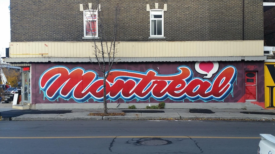 Un murale présentant le mot «Montréal» de façon stylisée.