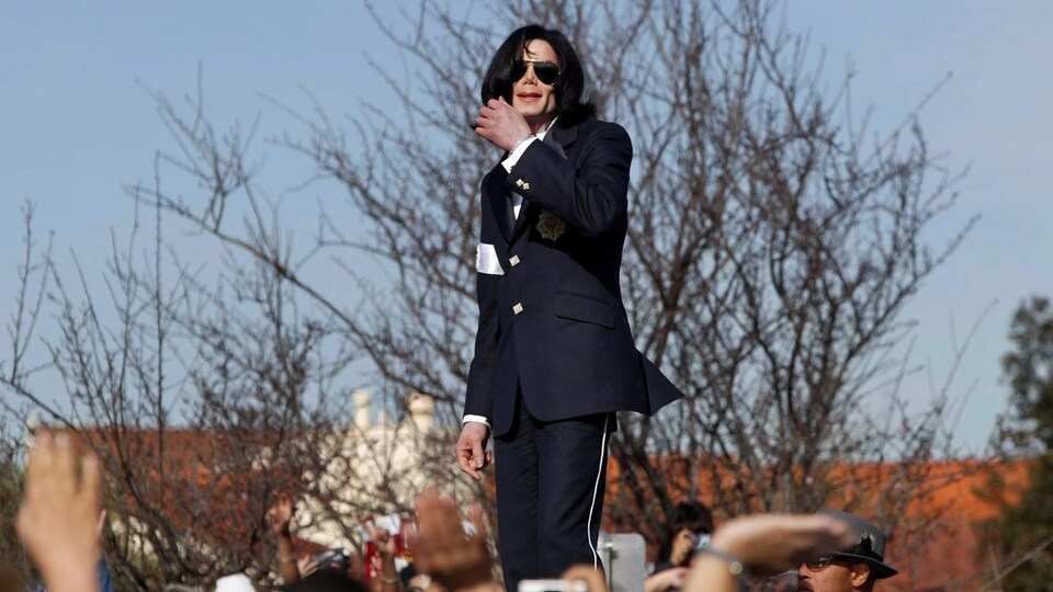 En 2004, Nick Ut a photographié Michael Jackson, qui, grimpé sur un véhicule, fait quelques pas de danse après avoir été acquitté des accusations d'agressions sexuelles sur un enfant qui pesaient contre lui.
