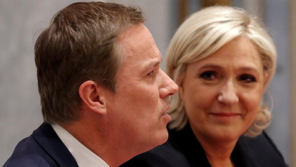 La présidente du Front nationale (FN), Marine Le Pen, aux côtés du candidat Nicolas Dupont-Aignan, lors d'une conférence de presse.