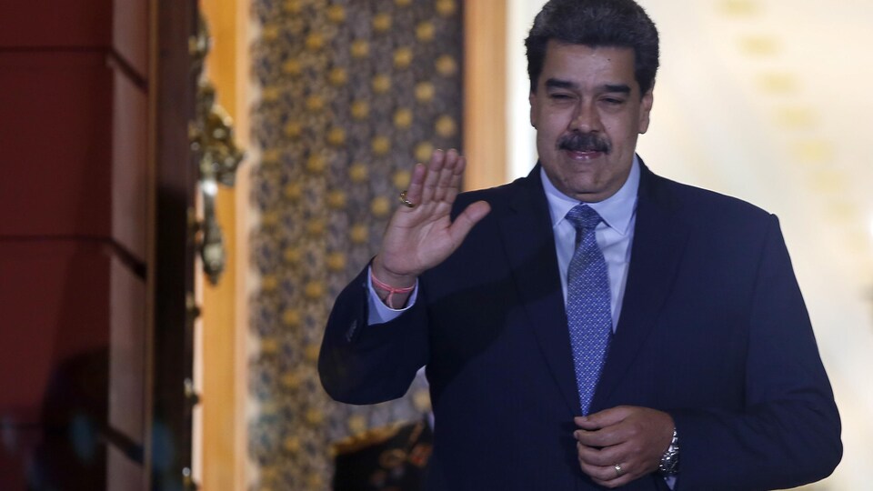 Nicolas Maduro fait un geste de la main.
