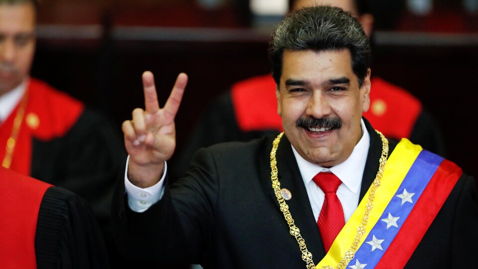 Le président vénézuélien Nicolas Maduro fait le geste de la victoire après avoir reçu la ceinture présidentielle lors de l'investiture solennelle de son deuxième mandat présidentiel.