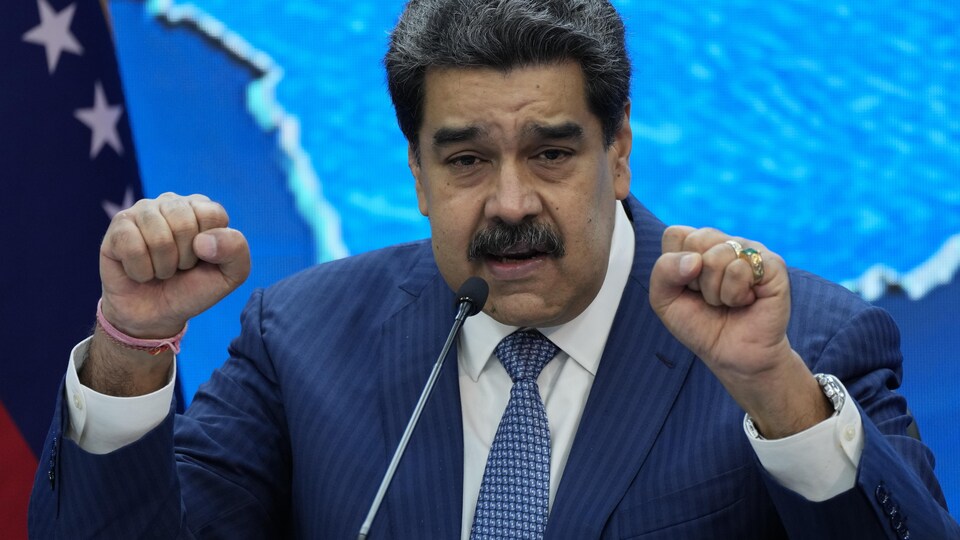Nicolas Maduro tient ses poings serrés.