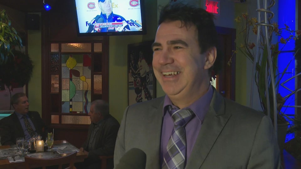 Nicolas Martel affiche un large sourire en entrevue à Radio-Canada.