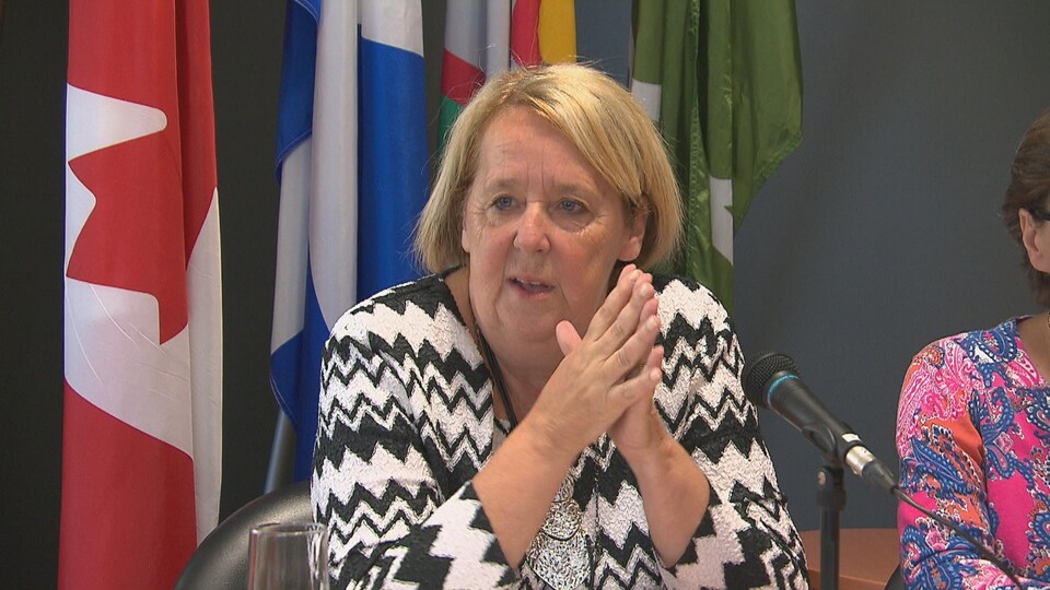 Nicole Bouchard en conférence de presse à l'UQAC