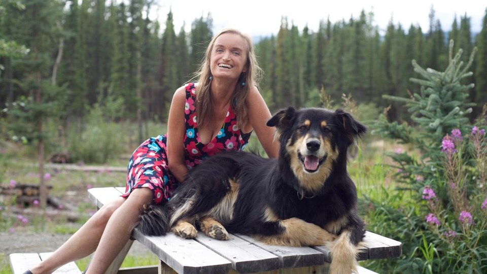 Nicole Edwards en compagnie d'un chien.
