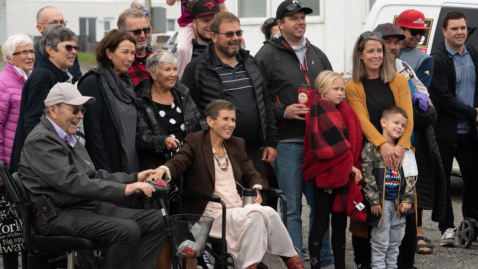 Nicole Guertin entourée de membres de sa famille