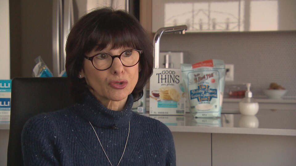 Nicole LeBlanc devant des articles sans gluten.