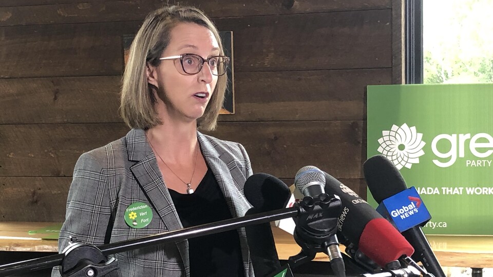 Nicole O'Byrne lors d'un point de presse.