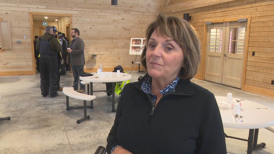 Nicole Somers dans un chalet en bois au parc provincial.