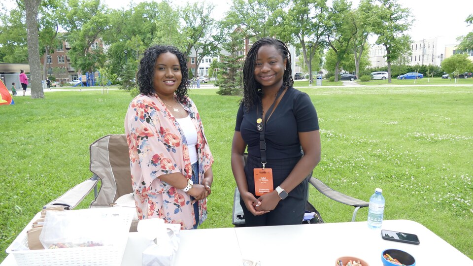 Nicolette Gittens et Ololade Olarewaju, du centre jeunesse Huddle NorWest, étaient présentes lors de l'événement estival Inspire, au parc Vimy Ridge, le 9 juillet 2022. 