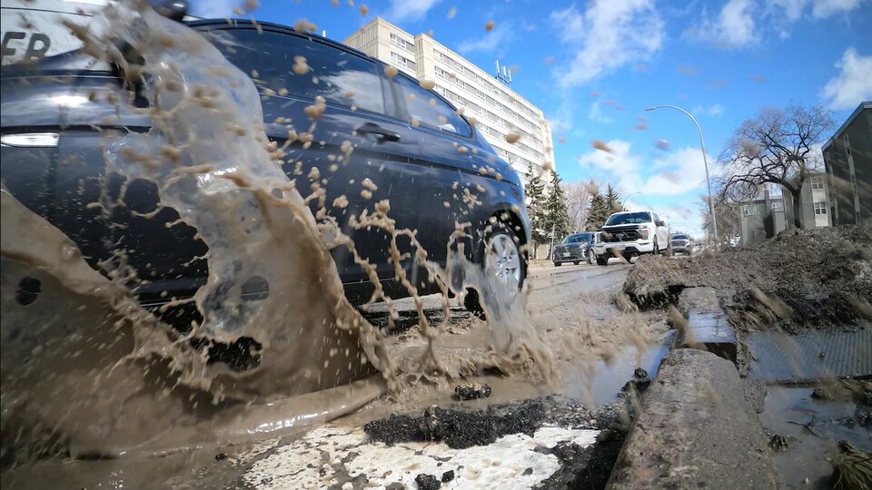 Un nid-de-poule rue Goulet, à Winnipeg, le 21 avril 2022.