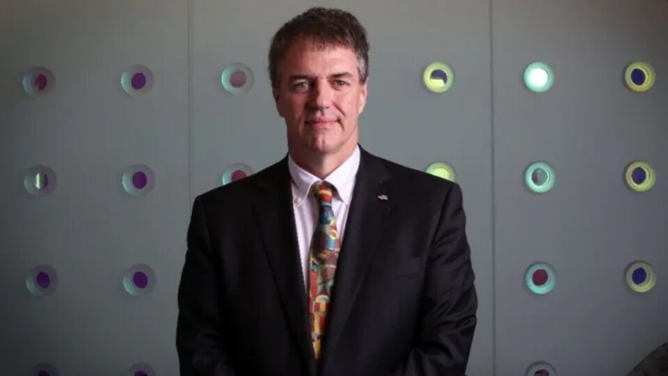 Nigel Smith sourit face caméra.