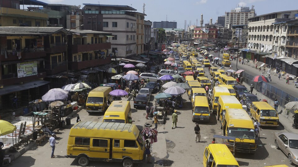 Vue aérienne d'un marché piétonnier à Lagos. 
