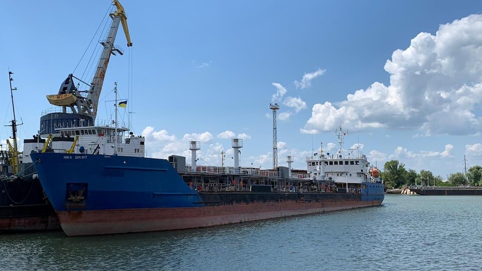 Le Nika Spirit, immobilisé dans un port.