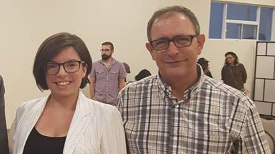 Niki Ashton se tenant à côté de Nazih Khatatba lors d'un évènement public.
