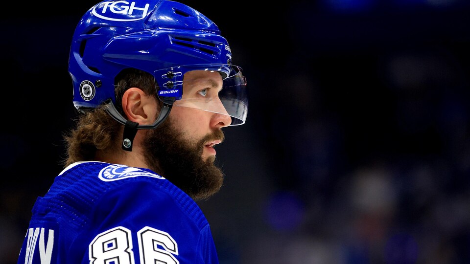 Gros plan de profil d'un joueur de hockey en bleu