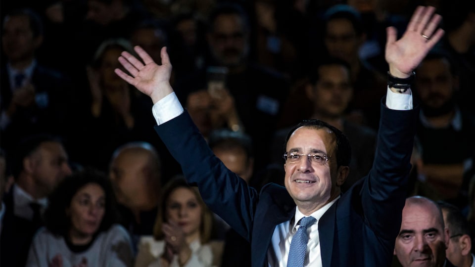 Le nouveau président élu de Chypre, Nikos Christodoulides, salue ses partisans lors d'une cérémonie de proclamation au stade Eleftheria dans la capitale chypriote, Nicosie, le 12 février 2023.