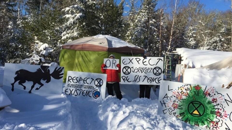 Un campement dans une forêt enneigée.